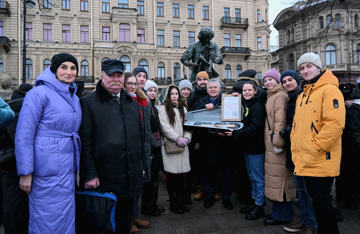 Волонтёры и сотрудники СПбГМТУ возложили цветы основателю Морской столицы